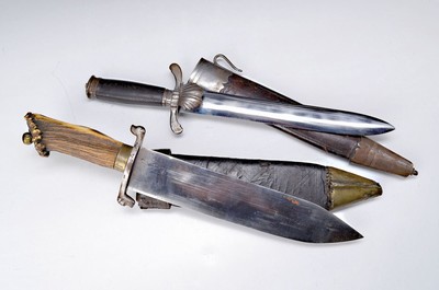 Zwei Hirschfänger, wohl deutsch, um 1900/20, 1x breite Klinge mit Hirschhorngriff und Parierstange mit Hundeköpfen, L. 44 cm und Hirschfänger mit ...