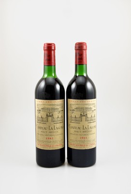 2 Flaschen 1983 Chateau La Lagune, Haut-Medoc, je ca. 75 cl, Füllstände: je ca. top shoulder, Etiketten l. beschmutzt, unverkostet, Provenienz: Aus ...