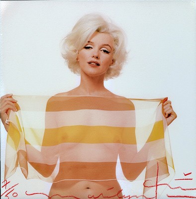 Bert Stern 1929- 2013, Fotografie, Drucktechnik: Irisprint auf dickem, mattem Fotopapier, Titel:Marylin in striped scarf, handsigniert, num. 7/50, ...