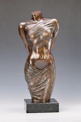Willi Kissmer, geb. 1951, Bronzeskulptur, Halbakt mit 2 Tüchern auf Sockel, sign., num. 51/99, H. ca. 53 cm