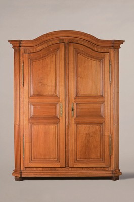 Großer Kleiderschrank, Frankreich, um 1850, Nußbaum massiv, 12 Kassetten, Inneneinrichtung, kannelierte Lisenen und Füsse, Schlüssel, Füsse ...