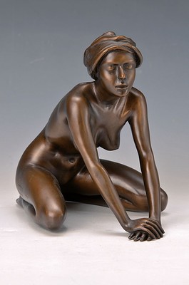Arno Breker, 1900-1991, Bronzeskulptur, "Mädchen mit Tuch", braun patiniert, num. 173/499, signiert, 20 x 20 x 16 cm