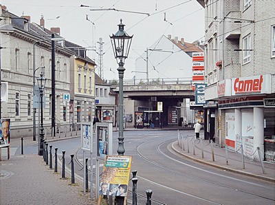 Thomas Struth, geb. 1954, "Gertrudisplatz Düsseldorf", handsigniert und nummeriert 11/50, 40 x 50 cm, Rahmen 43.5 x 53.5 cm, aus 2004