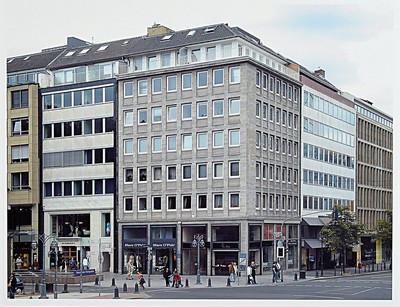 Thomas Struth, geb. 1954, "Königsalle Düsseldorf", handsigniert und nummeriert 11/50, 40 x 50 cm, Rahmen 43.5 x 53.5 cm, aus 2004