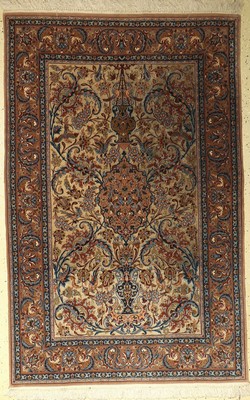 Esfahan fein (Seiden Grund), Persien, ca. 50 Jahre, Korkwolle mit und auf Seide, ca. 175x 112 cm, Reinigungsbedürftig, EHZ: 2