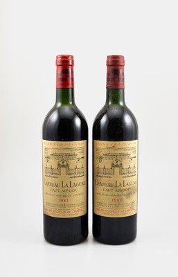 2 Flaschen 1981 Chateau La Lagune, Haut-Medoc, Grand Cru Classe, je ca. 75 cl, Füllstände: je ca. top shoulder, Etiketten l. beschmutzt, ...