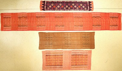 (4 Lots) Indonesische Textilien antik, Indonesien, Ende 19.Jhd./Anfang 20.Jhd., Wolle/violette Exemplar in reiner Seide. Absolute Rarität, museal, ...
