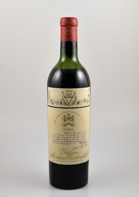 1 seltene Flasche 1945 Chateau Mouton Rothschild, Füllstand: ca. mid shoulder, sehr guter Erhaltungszustand, unverkostet. Anlässlich des Sieges ...