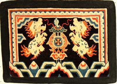 Schigatse "Goyul" alt (Schneelöwen), Südtibet, um 1920, Wolle geknüpft auf Wolle. Kopfkissen der tibeter mit Schneelöwen. Absolute ...