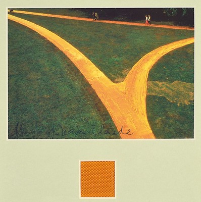 Christo, 1935 - 2020, wrapped Walkways USA, handsigniert, mit orig. Stoffstück aus dem Projekt, Unikatcharakter, 22 x 22 cm, unter Glas, Rahmen