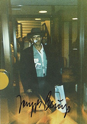 Joseph Beuys, 1921-1986, Multiple, handsigniert, "Beuys in Ost Berlin" 1982, Hrsg. Edition Staeck Heidelberg, unter Glas, Rahmen, 10 x ...
