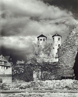 Heinrich Heidersberger, 1906 - 2006, Fotografie, "Verfallene Mauern mit Kirche im Hintergrund und wolkenverhangenem Himmel", ...