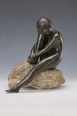 Kurt Moser, 1926 Regensburg - 1982 München, sitzender Mädchenakt auf Fels, Bronze, dunkel patiniert, monogrammiert, Guss Strehle , WVZ Nr. 173 N, ...