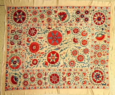 Uzbek Susani, ca. 10 Jahre, reine Naturseide, ca. 177 x 156 cm, EHZ: 2