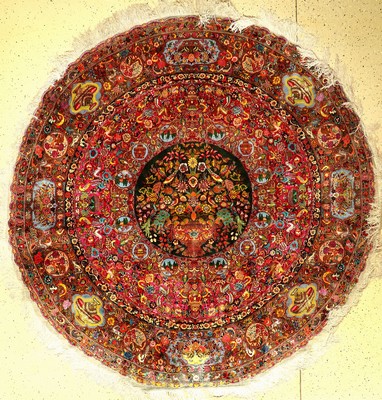 Täbriz fein (Rund), Persien, um 1970, Korkwolle mit Seide, ca. 250 cm, selten, EHZ: 4-5 (alter starker Mottenfraß).