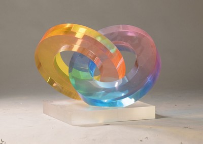 Monogrammist NJM, datiert June '94, große Skulptur aus bunt verlaufenden Plexiglasringen, die ineinander verschlungen sind, auf dem Sockel ...