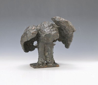 Prof. Erich Koch, 1924 Roßbach/Pfalz - 2014 München, Eule mit aufgeplusterten Flügeln, Bronze, am Sockel signiert, ca. 28 x 29 x 26cm