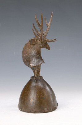 Gernot Rumpf, geb. 1941 Kaiserslautern, Skulptur, Hirsch auf Glocke, l. ironisch- archaische Darstellung des Tieres, Bronzeguß, Unikat, innen ...