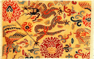 Sehr feine gelbgrundige Schigatse "Jabuye" alt (Drachen, Phönyx & Lotus), Südtibet, um 1920, Wolle geknüpft auf Wolle. Bemerkenswert ...