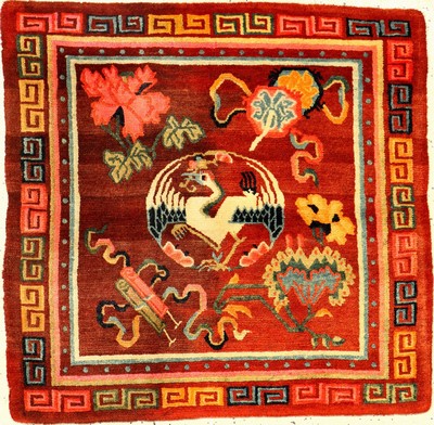 Schigatse "Jabuye" alt (Storch), Südtibet, um 1920, Wolle geknüpft auf Wolle. Seltene tibetsiche Jabuye gefertigt für Zeremonialzwecke. ...