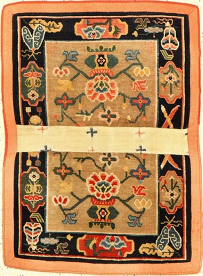 Schigatse "Makden" alt, Südtibet, um 1920, Wolle geknüpft auf Wolle. Sattelauflage der tibeter mit Päonien-Vasenmuster. ...
