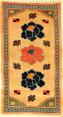 Kampa-Dzong "Khaden" alt (Päonien), Südtibet, um 1920, Wolle geknüpft auf Wolle. Dekorativer tibetischer Schlafteppich mit Päonien ...