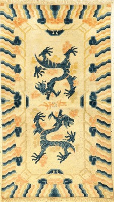 Ning-Hsia "Drachenteppich" antik, Westchina, 19.Jhd., Wolle geknüpft auf Baumwolle. Seltener Ning-Hsia mit zwei fünfklauige ...
