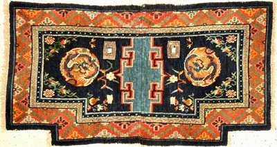 Feiner Schigatse "Makden" antik (Drachen), Südtibet, um 1900, Wolle geknüpft auf Wolle. Tibetische Sattelauflage in feiner Qualität, ...