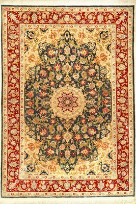 Feiner Seiden Hereke alt (Signiert), Türkei, um 1960/1970, reine Naturseide. Dekorativer Seiden Hereke mit Medaillon-Muster auf blauen Grund. Feine ...