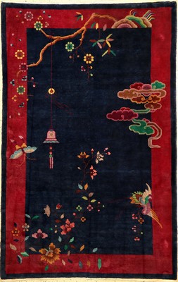 Peking alt, Nordostchina, um 1930, Korkwolle geknüpft auf Baumwolle. Dekorativer Peking mit klassischen chinesischen Muster mit indigoblauen Grund ...