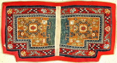 Schigatse "Makden" alt (Lotus & Päonien), Südtibet, um 1920, Wolle geknüpft auf Wolle. Sattelauflage der tibeter mit indigoblauen ...