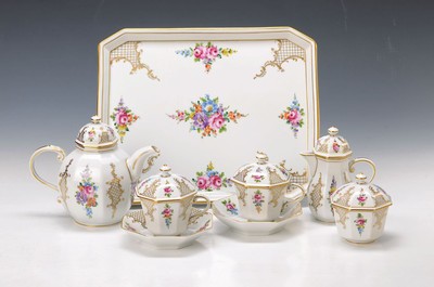 Dejeuner, Potschappel, Dresden, Porzellan, aufwendige Blumenbukettmalerei und Goldziergitter, 8fach facettierte Form: Tablett, kleine Kaffeekanne, 2 ...