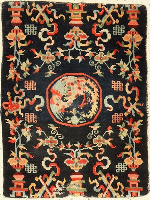 Schigatse Goyul alt, Tibet, um 1920, Wolle auf Wolle, ca. 78 x 59 cm, selten, EHZ: 3 (unterer Bereich beschädigt).
