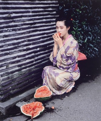 Araki Nobuyoshi, geb. 1940, Frau beim Essen einer Wassermelone, Fotografie, rückseitig handsigniert, ca. 25x21cm