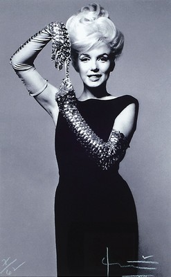 Bert Stern, 1929-2013, Fotografie auf dickem Fotopapier, Drucktechnik, hochwertiger Iris Print, Titel: "Marilyn with sequin gloves", ...