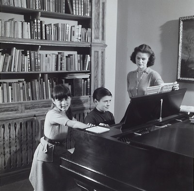 André Kertész, 1894 - 1985, original Vintage Silbergealtineabzug, Mutter mit Kindern am Klavier, Blattgr. 25 x 20.5 cm, die Fotografie ist ...
