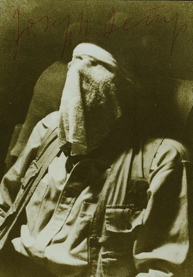 Joseph Beuys, 1921 - 1986, Multiple, handsigniert, "Joseph Beuys auf dem Flug nach Amerika", grau, aus 1974, unter Glas, Rahmen: 26 x 20 cm