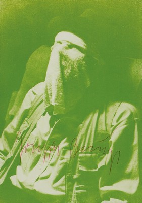 Joseph Beuys, 1921 - 1986, Multiple, handsigniert, "Joseph Beuys auf dem Flug nach Amerika", dunkelgrün, aus 1974, Glas, Rahmen: 26 x 20 cm