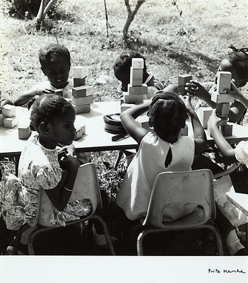 Fritz Henle, 1909 - 1993, Bromsilbergelatine Abzug, "Youngsters in Vista-Scholl St. Croix 1970", auf der Vorderseite handsigniert, ...