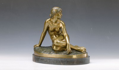 Peter Breuer, 1856-1930, Bronzeskulptur, Der Frühling, Allegorie als sitzender weiblicher Akt, patiniert, rückseitig im Stand signiert, Figur auf ...