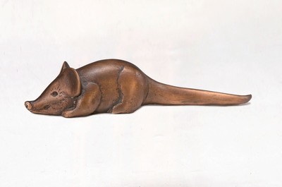 Gernot Rumpf, geb. 1941 Kaiserslautern, Bronzefigur, kleine Maus, monogrammiert GR und Gießerstempel Kunstguss Strehle, L. 13 cm