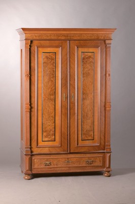 Kleiderschrank, Gründerzeit, um 1890, Nußbaumfurnier, z.T. Wurzelnuß, kassettiert, Sockelschublade, Tür verzogen, poliert, Alters- und ...