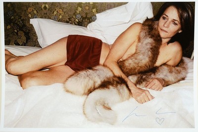 Jürgen Teller, geb. 1964 Erlangen, Charlotte Rampling in red shorts, Aktfotografie in Farbe, handsigniert, ca. 30x20cm