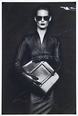 Peter Lindbergh, geb. 1944, C-Print, Model mit Handtasche, signiert, Blattgrösse ca. 30x20cm