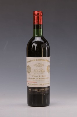 1 Flasche 1967 Chateau Cheval Blanc, Saint Emilion, Grand Cru Classé, 75 cl, unverkostet, mid shoulder, Kapsel und Etikett mit l. Gebr.-spuren