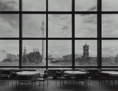 Christian von Steffelin, geb. 1963 Kalsruhe, Berlin Alexanderplatz, Schwarz-Weiss Aufnahme, Auflage 25, auf der Rückseite signiert, Passepartout, ...