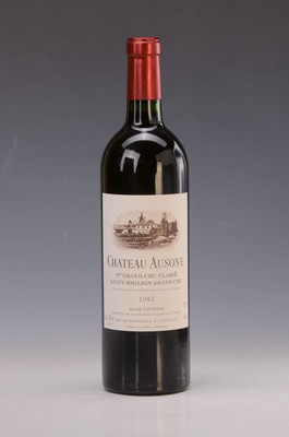 1 Flasche Chateau Ausone, 1er Grand Cru Classe, Saint Emilion Grand Cru, Familie Vaulthier 1997, into neck