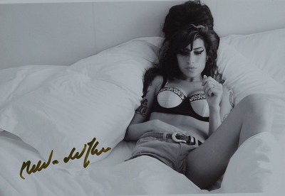 Max Vadukul, geb. 1961 Nairobi (Kenia), wirkte vorwiegend in New York, hier: Amy Winehouse, s/w Fotografie, handsigniert, Passepartout, unter Glas ...
