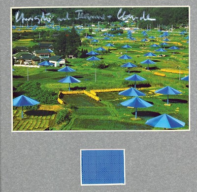 Christo, 1935 - 2020, Multiple mit dem orig. Stoffstück aus dem Projekt "Blue Umbrellas Ibaraki Provinz Japan", handsigniert, aus 1991, ...