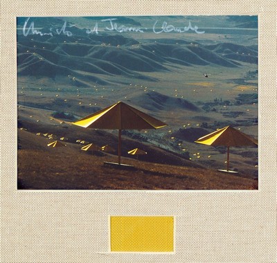Christo, 1935 - 2020, Multiple mit dem orig. Stoffstück aus dem Projekt "Blue Umbrellas Ibaraki Provinz Japan", handsigniert, aus 1991, ...